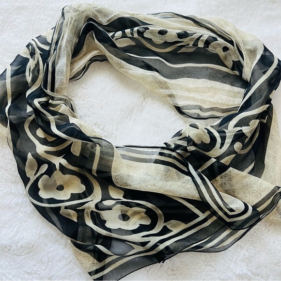 Giorgio Armani Le Collezioni  Silk Scarf. - Picture 10 of 12
